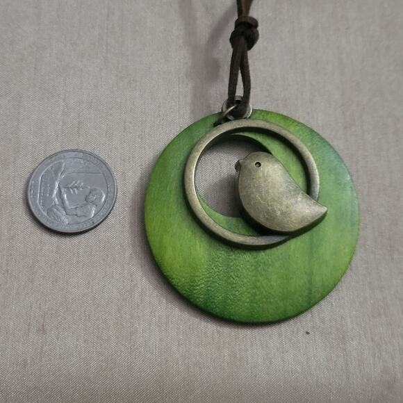 Cute little bird bronze and green background pendant necklace - Picture 2 of 3
